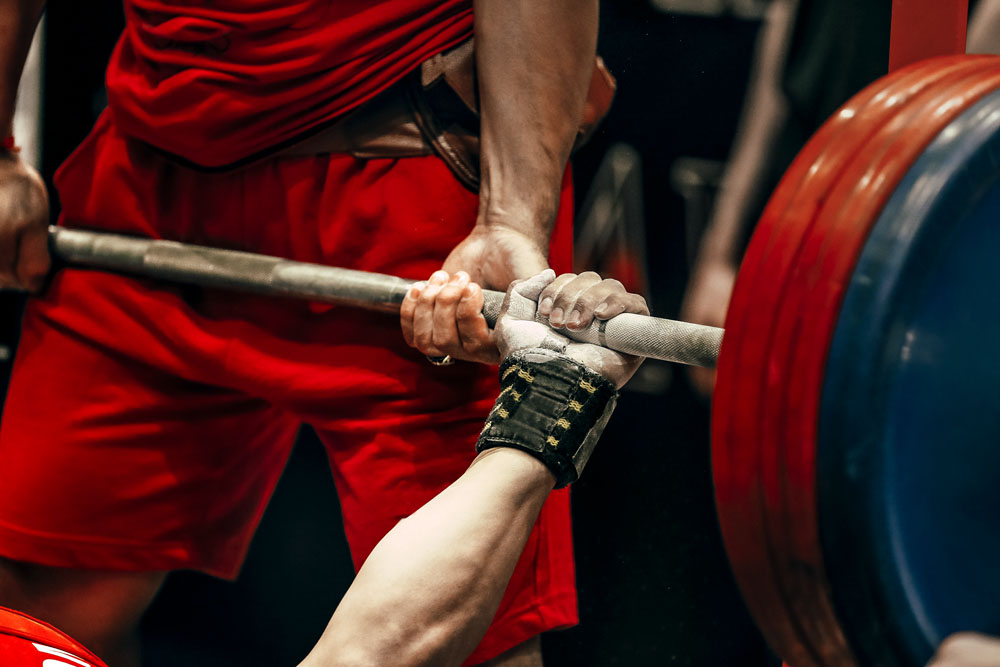 Powerlifter hebt Gewicht beim Bankdrücken raus